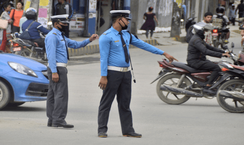 सिरहामा ट्राफिक नियम उल्लङ्घन गर्ने सवारी साधनमाथि कारवाही