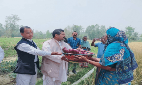 खेत-खेतमा पुगेर प्रदेश प्रमुख अहिराजले गरे किसानलाई सम्मान