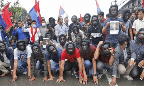 सत्ताबाट हटेपछि बाँदर बने केपी ओलीका समर्थकहरु, पुच्छर लगाएर प्रदर्शन
