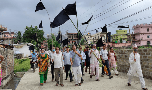 आफ्नो जग्गामा कालो झण्डा गाडदै रेल मुआब्जा पीडितहरु आन्दोलनमा
