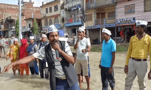 सिरहाको मिर्चैयामा सिके राउतका कार्यकर्ताहरु भने- '५०० मे बिकजाओगे, तो अ‍ैसा रोड पाओगे'