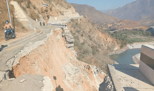 सडकमाथिबाट ढुँगा खसेर लाग्दा जनकपुरका एक युवकको मृत्यू, अर्का घाईते !
