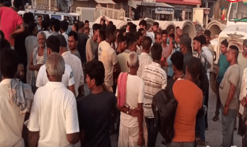 राजमार्ग मर्मतको माग गर्दै सिरहा मिर्चैयाका स्थानीयवासी आन्दोलनमा