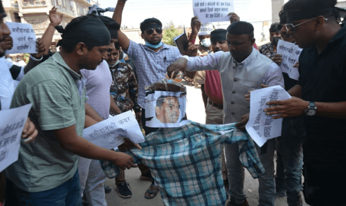 जसपाको केन्द्रीय कार्यालय पसेर साँसद यादवका कार्यकर्ताहरुले जलाए अध्यक्ष यादवको पुतला