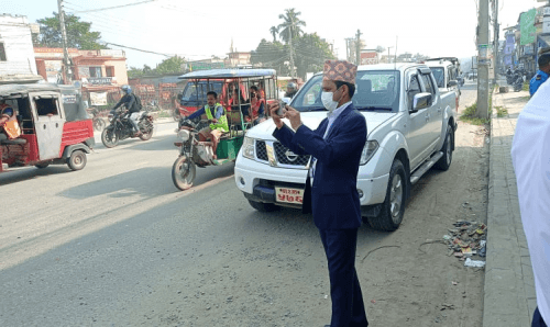 सडकमा खाल्डो देखेपछि आक्रोसित हुँदै सिडिओले भने,-'ठेकेदारलाई पक्राउ पूर्जी जारी गर्छु'