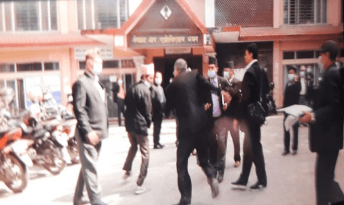 वकिलहरुबीच आफैँमा मुक्का हानाहान