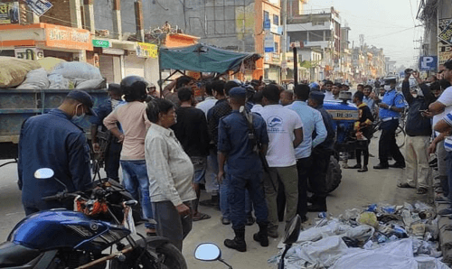 जनकपुरका मेयर साहको घर अगाडी वडाध्यक्षहरुले थुपारे फोहोर