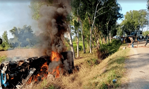 जनकपुरः चल्दै गरेको बस पल्टिदाँ आगलगी, १२ जना घाईते