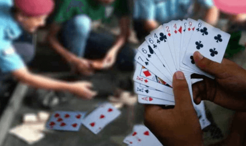 धनुषामा तास खेलिरहेको अवस्थामा दुई जना पक्राउ