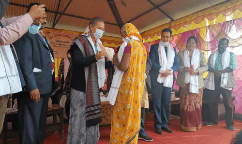भूमिहिनलाई लालपूर्जा वितरण