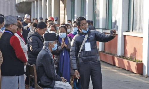 कांग्रेस सभापतिका दुवै प्रत्यासी मतदातासँग मत माग्दै
