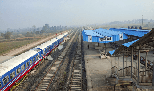 रेल हेर्न कहिलेकाही हाकिमहरु आउँछन्, हेरेर फर्कन्छन्