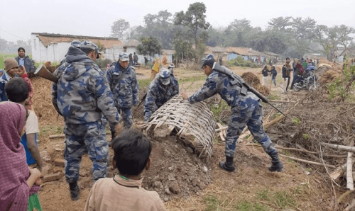 नेपाल-भारत सीमा (दशगजा) खाली गराउँदै एसएसबी