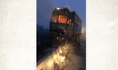 सिरहामा फेरी बिहानै जलाइयो ट्रक, ट्रक जलेर ध्वस्त