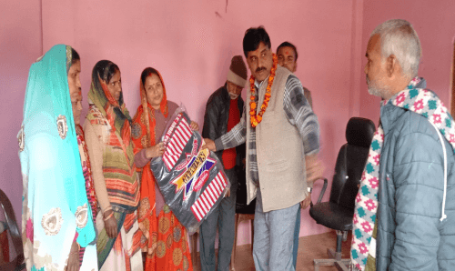 राज्यमन्त्री यादवले गरिब विपन्नलाई बाँडे न्यानो कम्बल