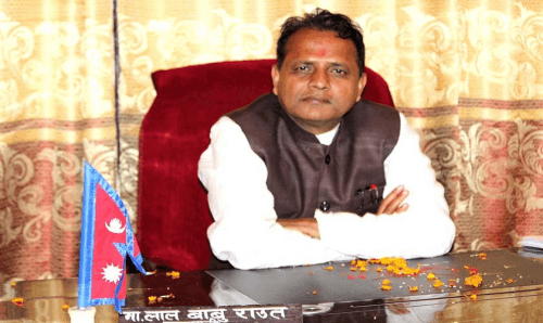 मधेश प्रदेशका मुख्यमन्त्री राउतको घरमा पत्थरबाजी, फुट्यो घरको सीसा