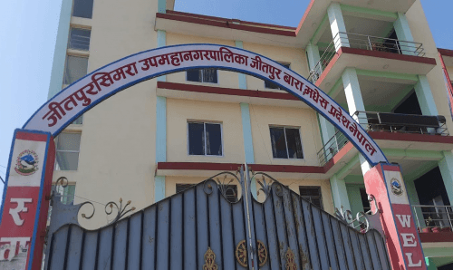 नगरपालिकाको कार्यालयमा तोडफोड