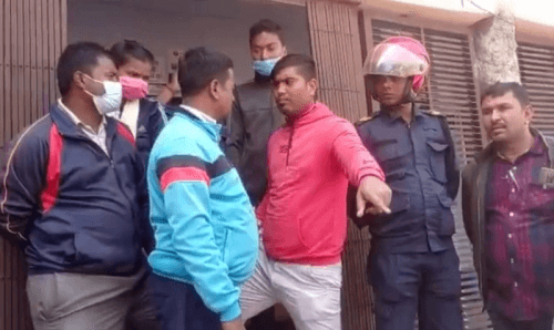 हँसपुर नगरपालिकाका अधिकृतलाई सरुवा गरेपछि जसपाका कार्यकर्ताले हाने नगरपालिकामा ताला