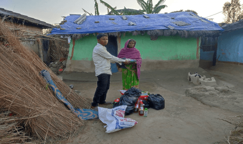 सोमनी देवी घर बनाऊ अभियानः घरमै पुगेर खाद्यान्न समाग्री प्रदान