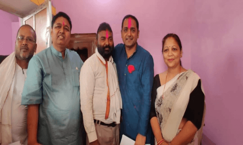 ओलीको गुण गाउँदै नथाकेका एनजिओकर्मी 'झा' मेयरको टिकट लोभमा माओवादीको शरणमा