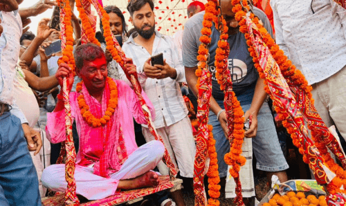 मधेश प्रदेशः मेयरमा जितेपछि तौल बराबरको लड्डुले स्वागत