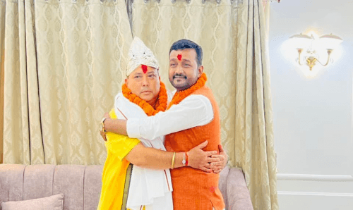 वीरगँजका नयाँ मेयर सिँहलाई जसपाका नेता यादवले चाँदीको मुकट लगाएर दिए बधाई