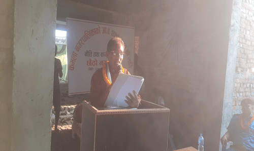 कमला नगरपालिकामा पुच्छरले गोरु हल्लाउँदै, मेयर यादवलाई पहिलो गाँसमै ढुँगा