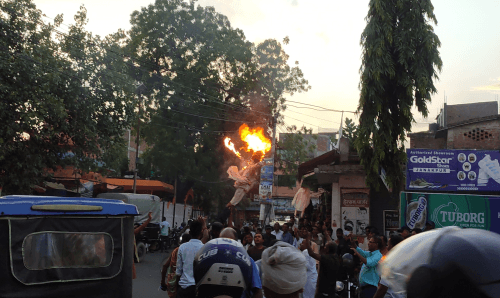 नागरिकता विद्येयक फिर्ता भएपछि मधेशमा जताततै जलाइदैछ राष्ट्रपतिको पुतला