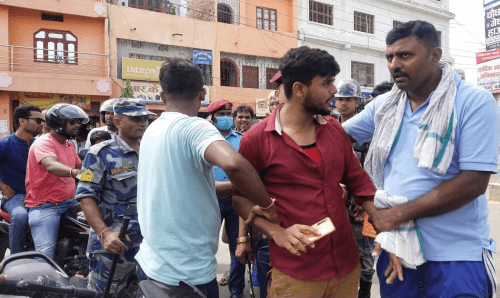 जनकपुरमा ओलीलाई झण्डा देखाउने करिब १ दर्जन युवक पक्राउ