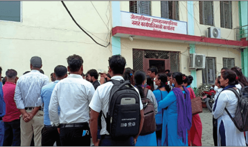 नापी कार्यालयका २ अमिनलाई वडाध्यक्षले तीन घण्टासम्म थुनेको भन्दै कर्मचारीहरु आन्दोलनमा