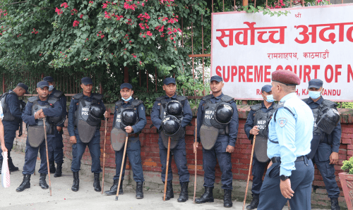 निलम्बित प्रधानन्यायधीशलाई रोक्न सर्वोच्च अदालतमा मोटो प्रहरी परिचालन