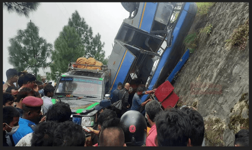 काठमान्डौँ जाँदै गरेको यात्रुबाहक बस खस्दा ७ जनाको मृत्यू, चालक फरार