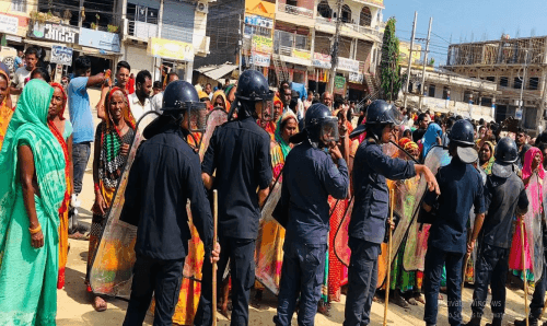 सिरहाको मिर्चैयामा चक्काजामपछि दर्जनौ राउण्ड आँश्रुग्यास प्रहार, आधा दर्जन प्रहरी घाईते