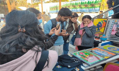 काठमाडौँको Engineering Expo मा मिथिला चित्रकला प्रदर्शन गर्दै