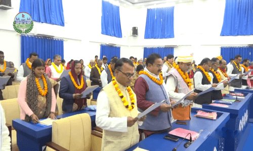 मधेश प्रदेशमा १२ जनाले लिए 'मधेशी भाषा' मा सपथ, दुई साँसदको सपथमा 'ग्रहण'