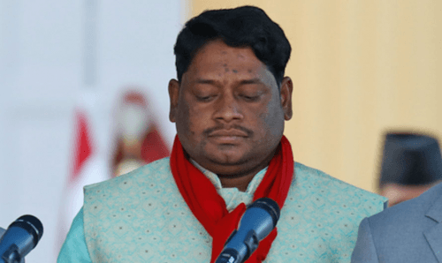 खानलाई खानेपानी दिएपछि रुष्ट