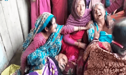 प्रहरी चौकीकै अगाडी एक वृद्धलाई कुटपिट गरी हत्या, प्रहरीले खिचिरहे भिडियो, तर बचाएनन !