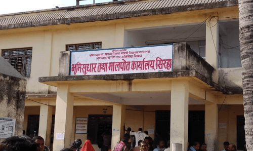 न्यूजब्यूरोको पत्रकार पुगेपछि मालपोत कार्यालय सिरहाका दलाल–कर्मचारी अफिस छाडेर भागे