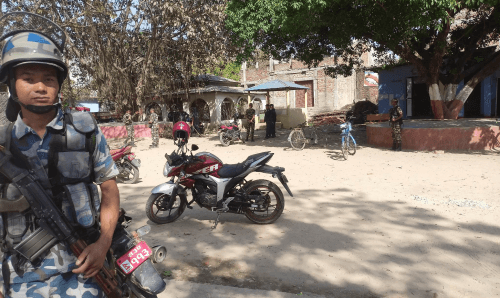 गोलबजारका मेयरलाई जनकारवाही भन्दै कालोमोसो, नगरपालिकाभित्रै शंकास्पद वस्तु, सेना परिचालन