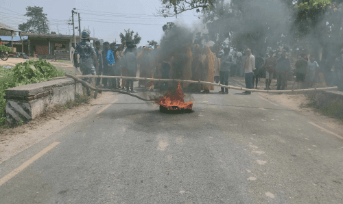 प्रहरी दमनको प्रतिरोधमा चोहर्वा-सिरहा सडक बन्द