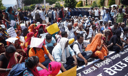 मिटर ब्याज पीडितलाई गृहमन्त्रीको सम्बोधन : न्याय दिएर छाड्छौं, घर फर्कनुहोस्