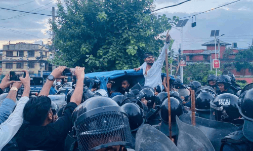 देशको राजधानीमै मधेशका युवाहरुले जलाए संविधान, १३ जना पक्राउ