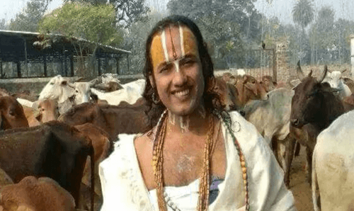पक्राउ परेका धर्मगुरु श्रीनिवासलाई जनकपुर ल्याईदै