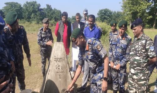 दिपावलीको लागि बोर्डरमा रहेको सीमा स्तम्भ रँगरोगन गरिदैँ