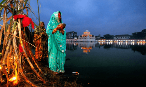 आज छठ महापर्वः अस्ताउँदो सूर्यलाई अर्घ दिँदै