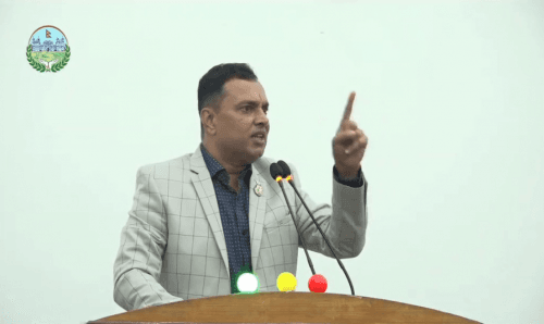 मुख्यमन्त्री जनताको पैसाले फिल्मी हिरो जस्तो ठुलठुला पोष्टर मात्र लगाए, काम एउटा पनि गरेनन्ः साँसद ठाकुर