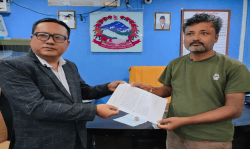 नगरपालिकाका कर्मचारीले बदनीयतपूर्ण छोराको कापी खोसेको भन्दै पत्रकार साहले दिए अनसन बस्ने धम्की