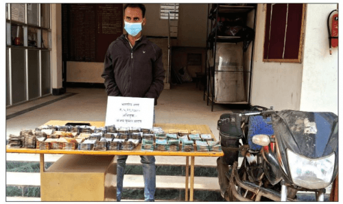 ८ लाख रुपैयाँसहित एक भारतीय युवक पक्राउ