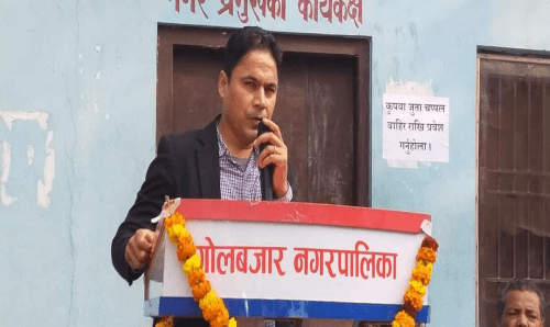 सिरहा गोलबजारका हाकिम श्रीधर केसीले दारु पसलमा मच्चाए बितण्डा, दारु खान डन शैलीमा खाली गराए भठ्ठी