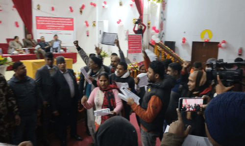 स्वाभिमान दिवस मनाइरहँदा मुख्यमन्त्री यादवकै अगाडी जनमतका नेता कार्यकर्ताको नाराबाजी
